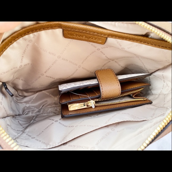 S⬇️👜💕- Michael Kors Crossbody &Wallet SET - Picture 4 of 8